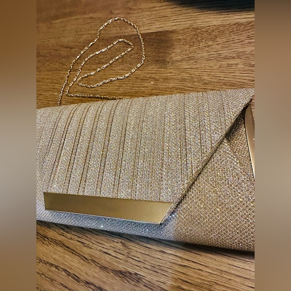 Gorgeous gold sparkly clutch purse with chain link strap. 🤍✨ - Picture 4 of 11